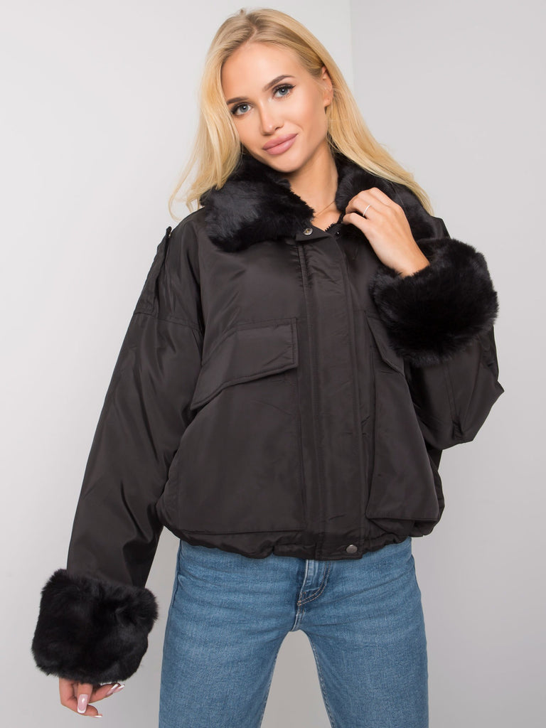 Juoda bomber striukė su kailiu